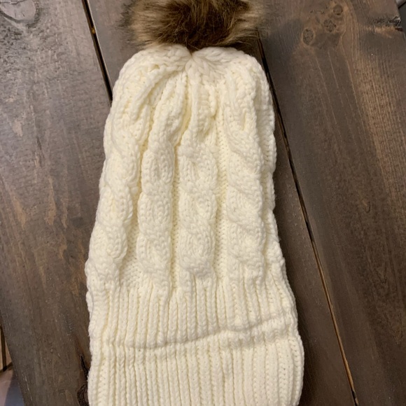 NWOT cream/white cable knit toque with pom pom - Picture 3 of 3